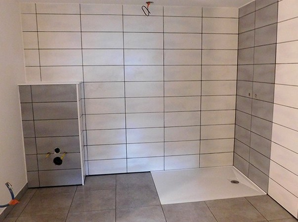 Pose de carrelage dans une salle d'eau