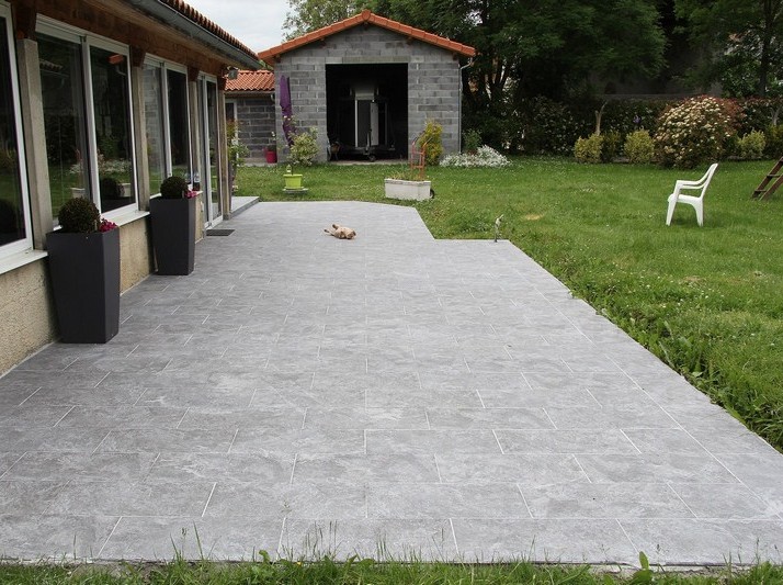 Pose de carrelage sur terrasse extérieure