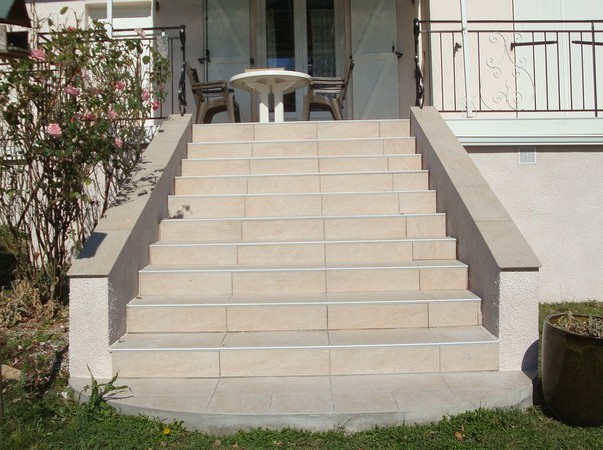 Carrelage antidérapant sur escalier extérieur