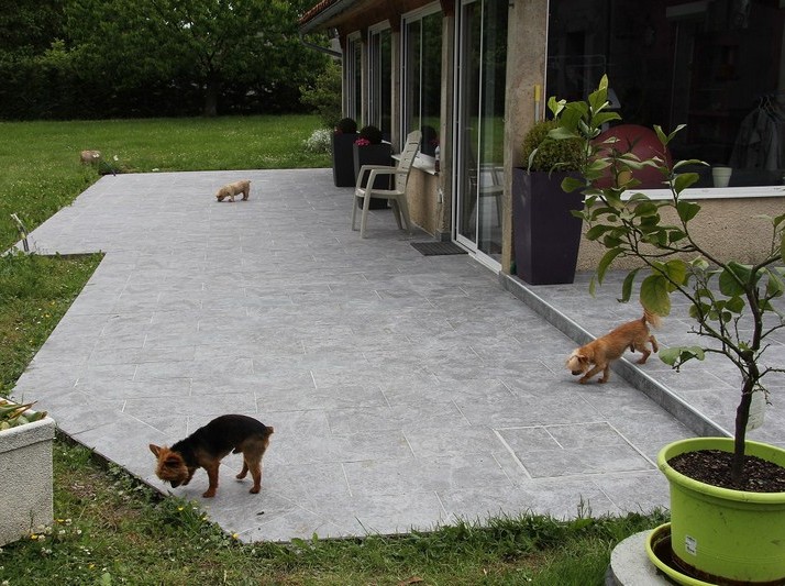 Pose de carrelage sur terrasse extérieure sur chape